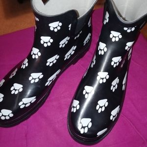 NWOT Ankle-high black rain boots with paw prints. Size 11